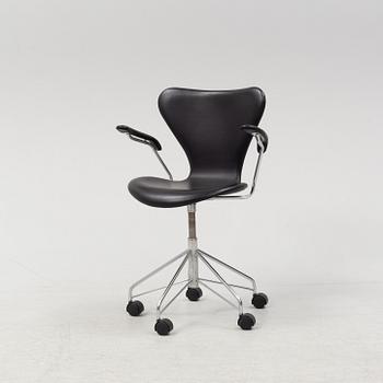 Arne Jacobsen, "Sjuan", karmstol på hjul, Fritz Hansen, daterad 2003.