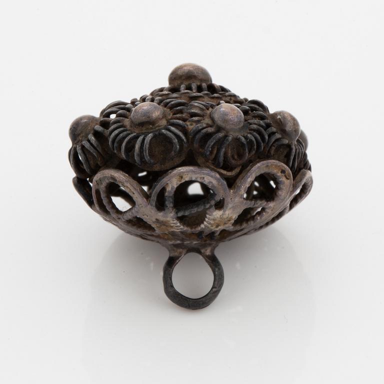 Silverknappar, med filigranarbete.