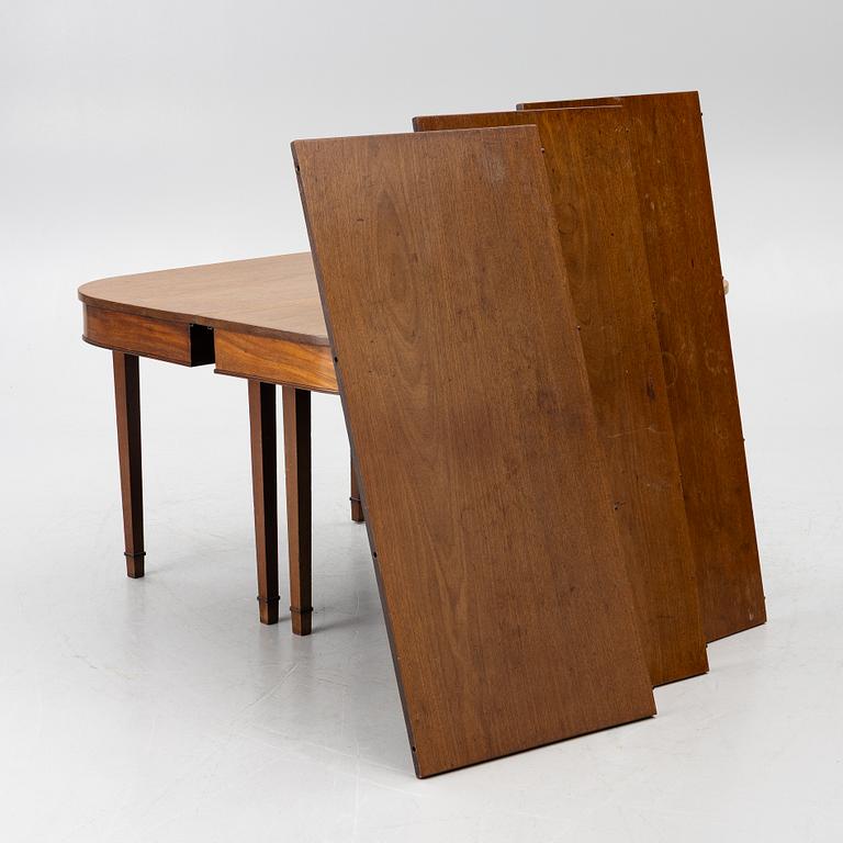 A dining table, England, 19th century.