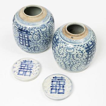 A pair of Chinese blue and white porcelain jars with covers, late Qing dynasty/around 1900.