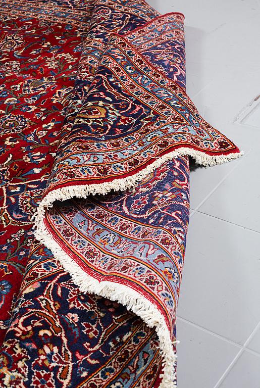A Keshan rug, ca 420 x 290 cm.