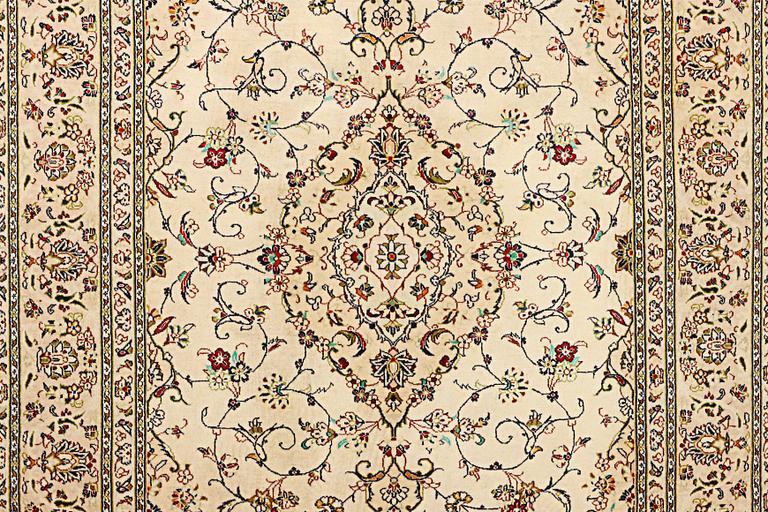 A Kashan carpet, a. 293 x 198 cm.