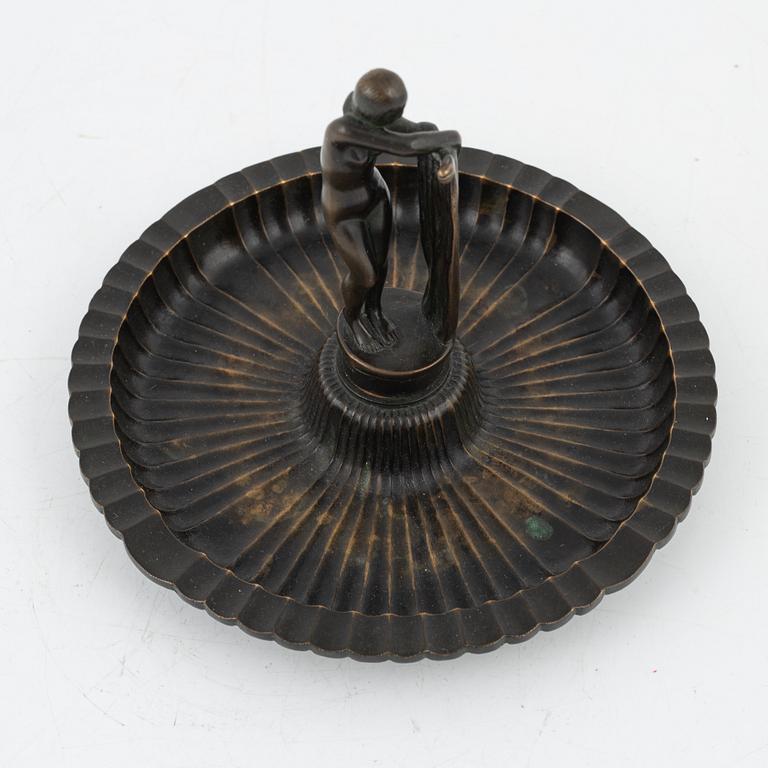 Arvid Knöppel, an Art Deco green patinated bronze sculptured ashtray from Otto Meyers Eftr. Fud.