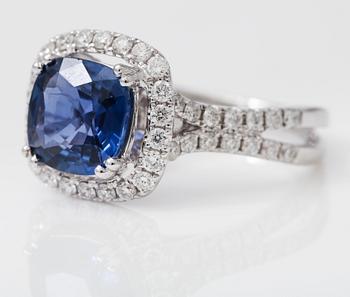 RING, diamanter totalt ca 0,75 ct, blå safir ca 2,30 ct.