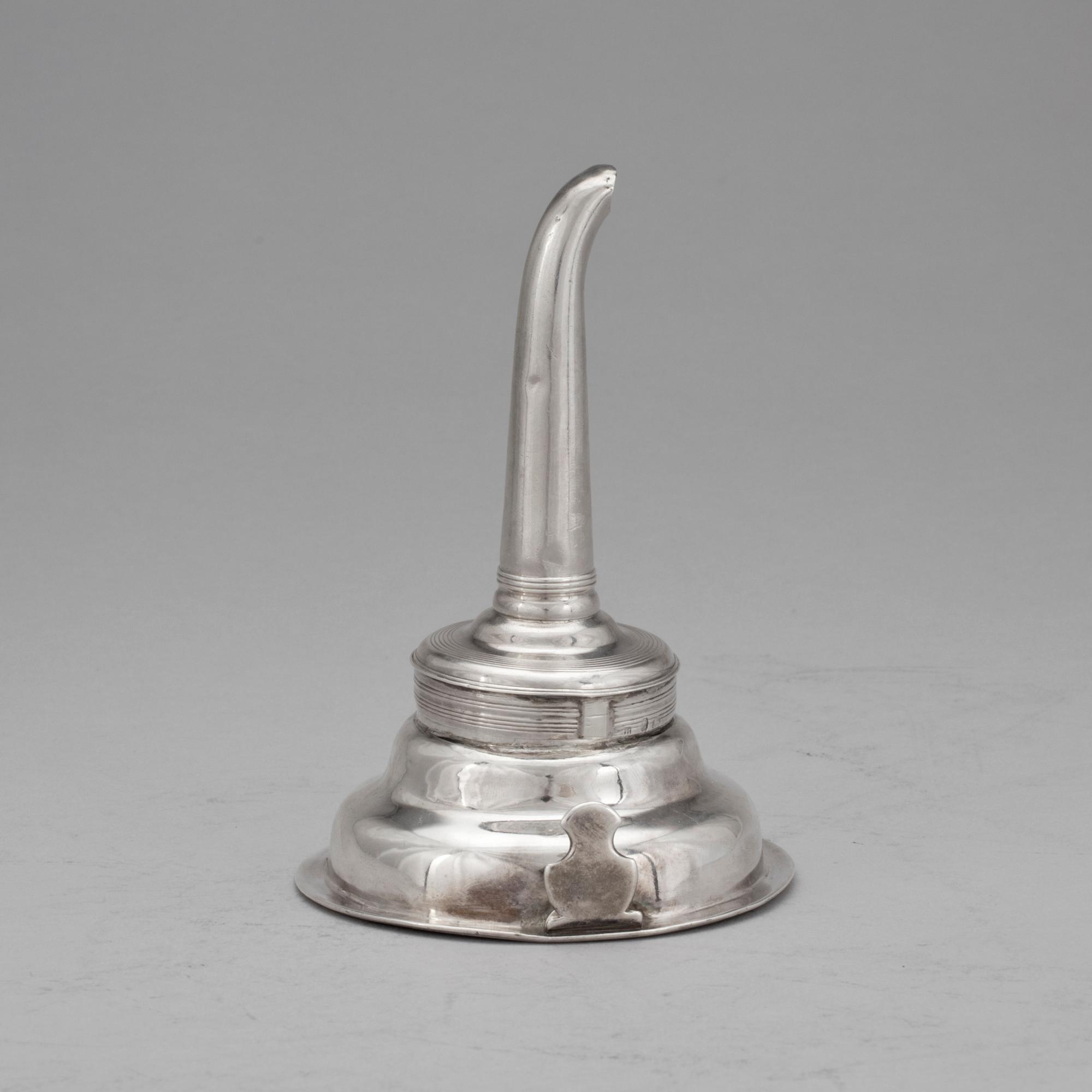 VINSIL, silver, otydliga stämplar, London 1790-tal. Vikt 96 gram.