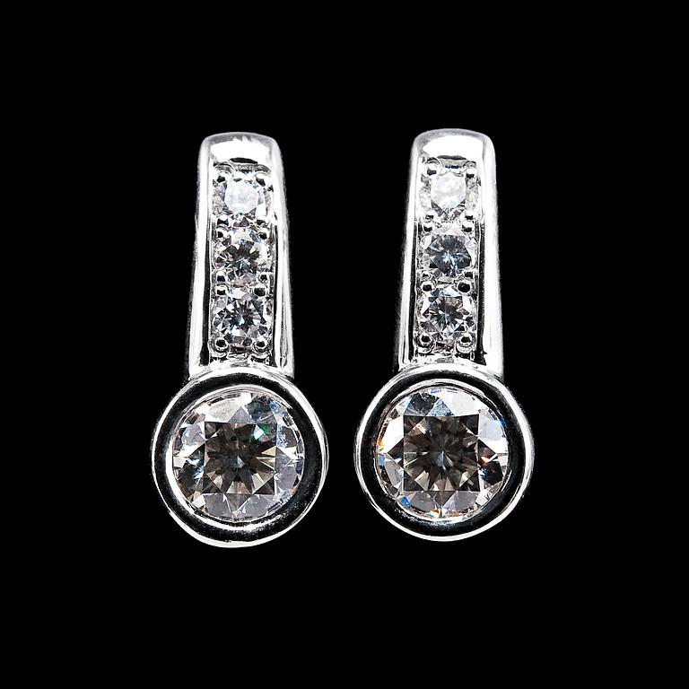KORVAKORUT,, 2 x 0.55 ct briljanttihiottuja timentteja. Kokonaistimanttipaino 1.39 ct.