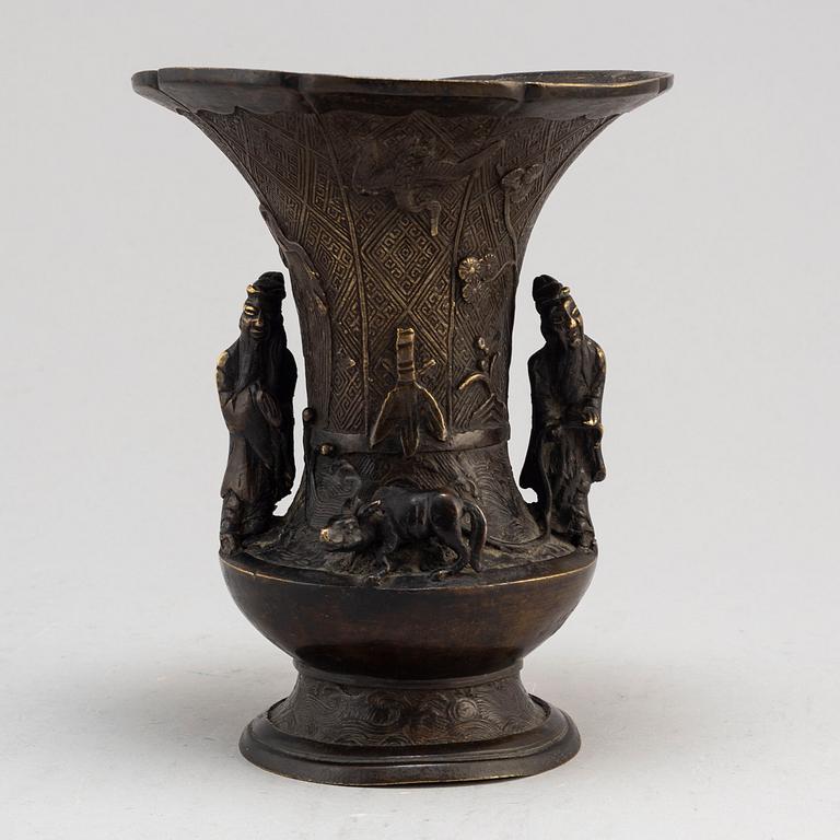 A bronze vase, Qing dynasty, 19th century.