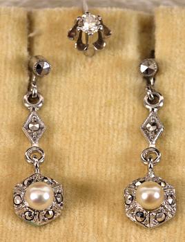 ÖRHÄNGEN, ett par, samt ÖRHÄNGE, silver resp. vitguld, pärlor o briljant.