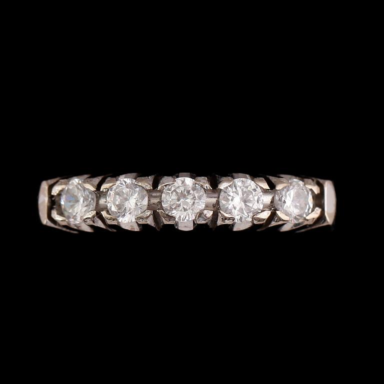 RING, 18 k vitguld med 5 briljantslipade diamanter tot 0.45 ct. enl gravyr.