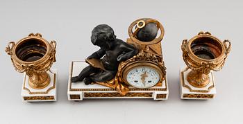 KLOCKGARNITYR, 3 delar, marmor och mässing, Louis Seizestil, Frankrike, 1800-talets andra hälft.