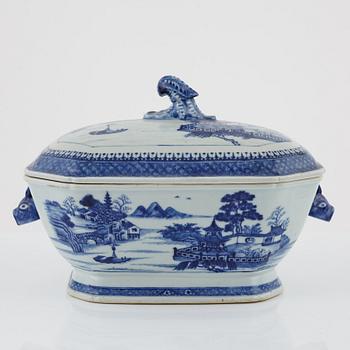 Terrin med lock, tallrik och smörterrin med lock och fat, porslin, Kina, 1700- och 1800-tal.