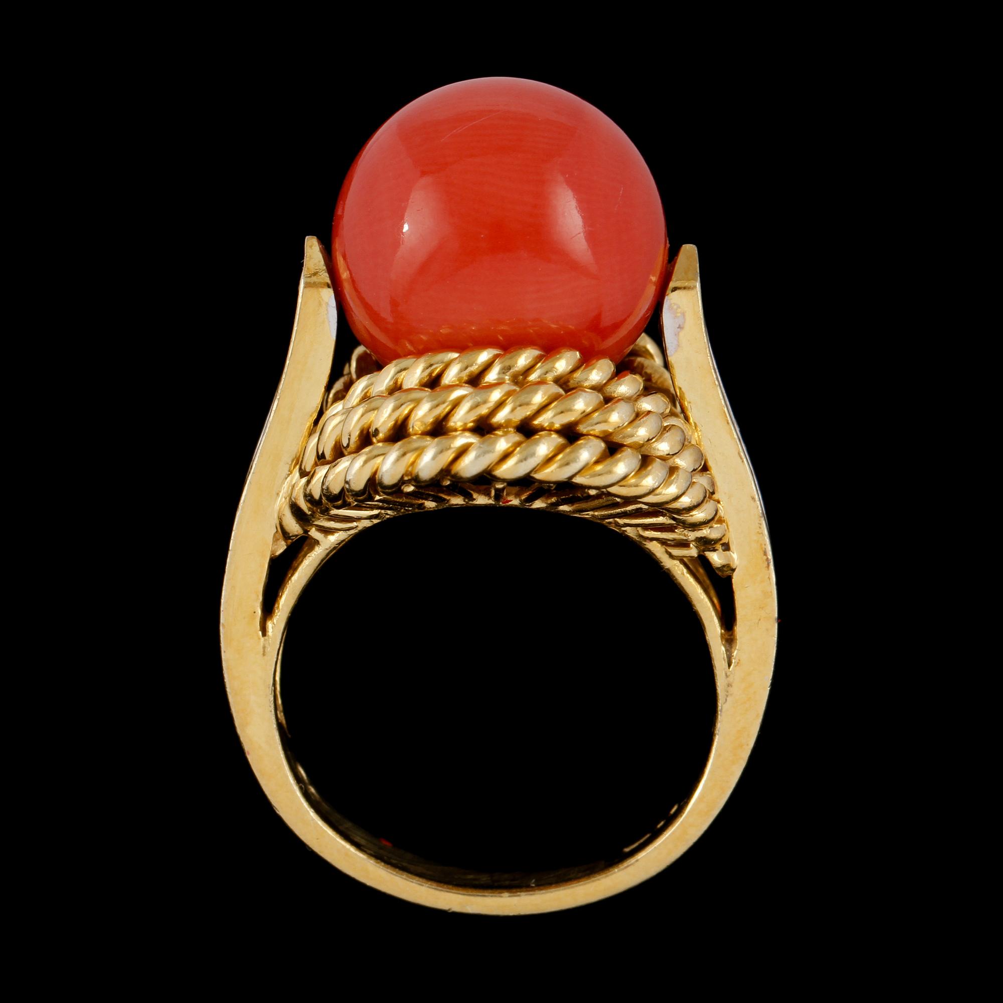 RING, 14K guld med korallfärgad kula samt 14 åttkantslipade diamanter, utländska stämplar. Vikt 14,1 g.