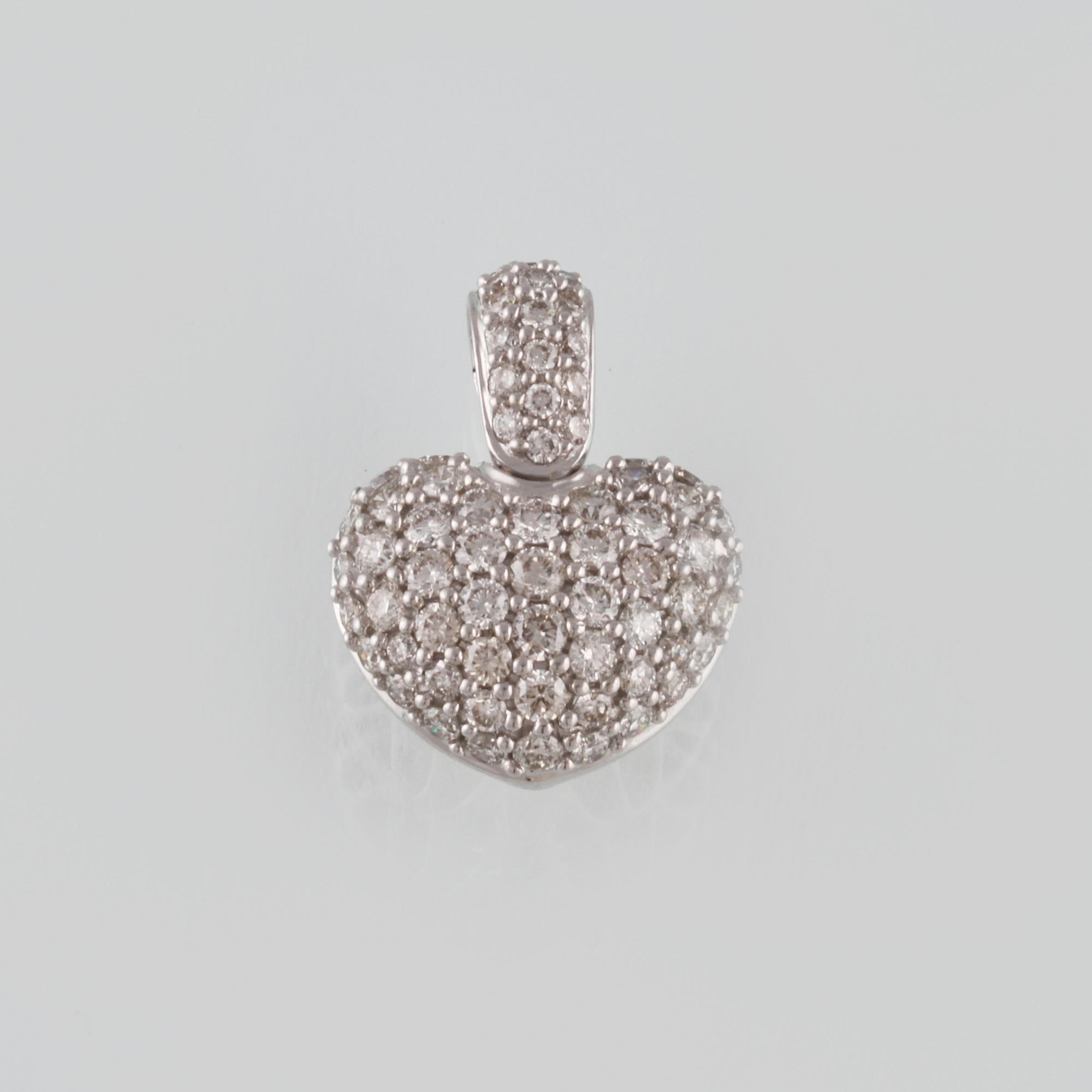 HÄNGE, 18K vitguld med 70 briljantslipade diamanter 1.00 ct. Vikt 3,5 gram.