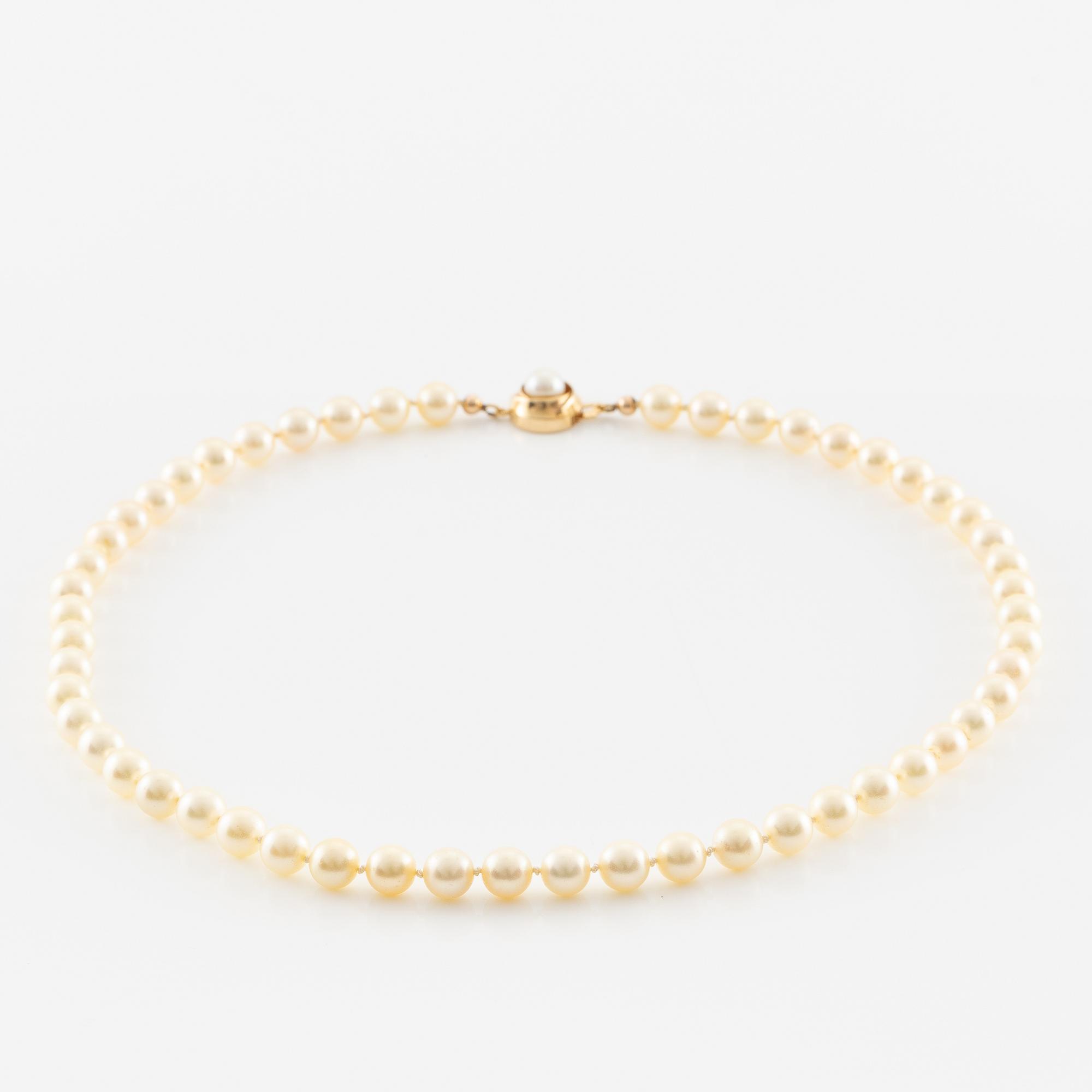 Necklace of cultured pearls with an 18K gold clasp and a cultured pearl.