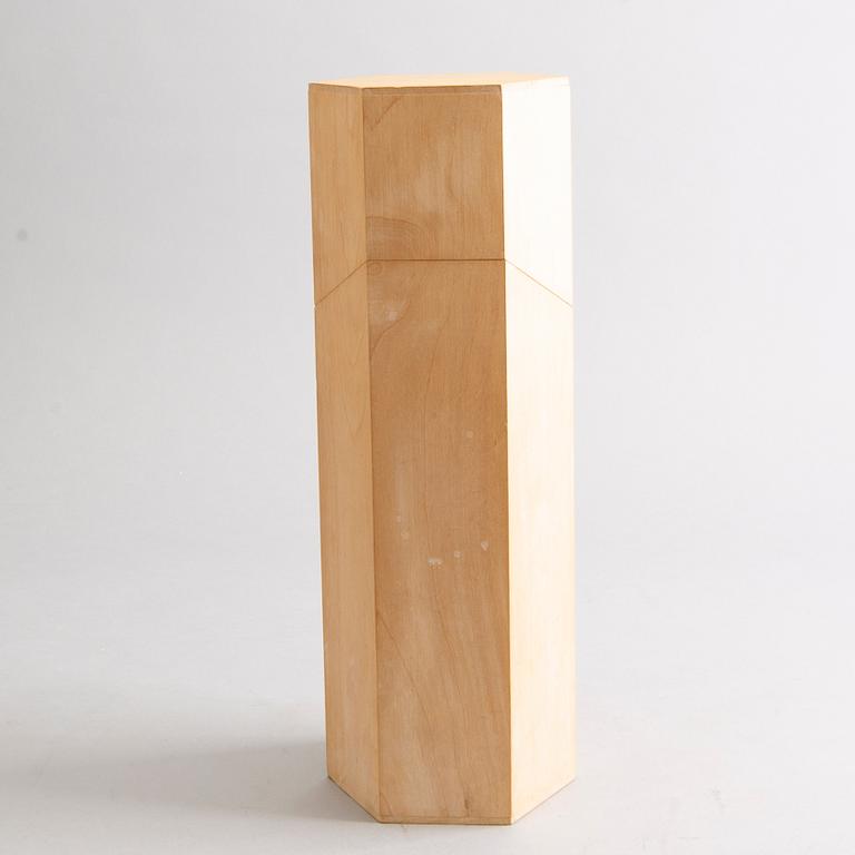 AN OLOF PIRA BOX WITH LID.