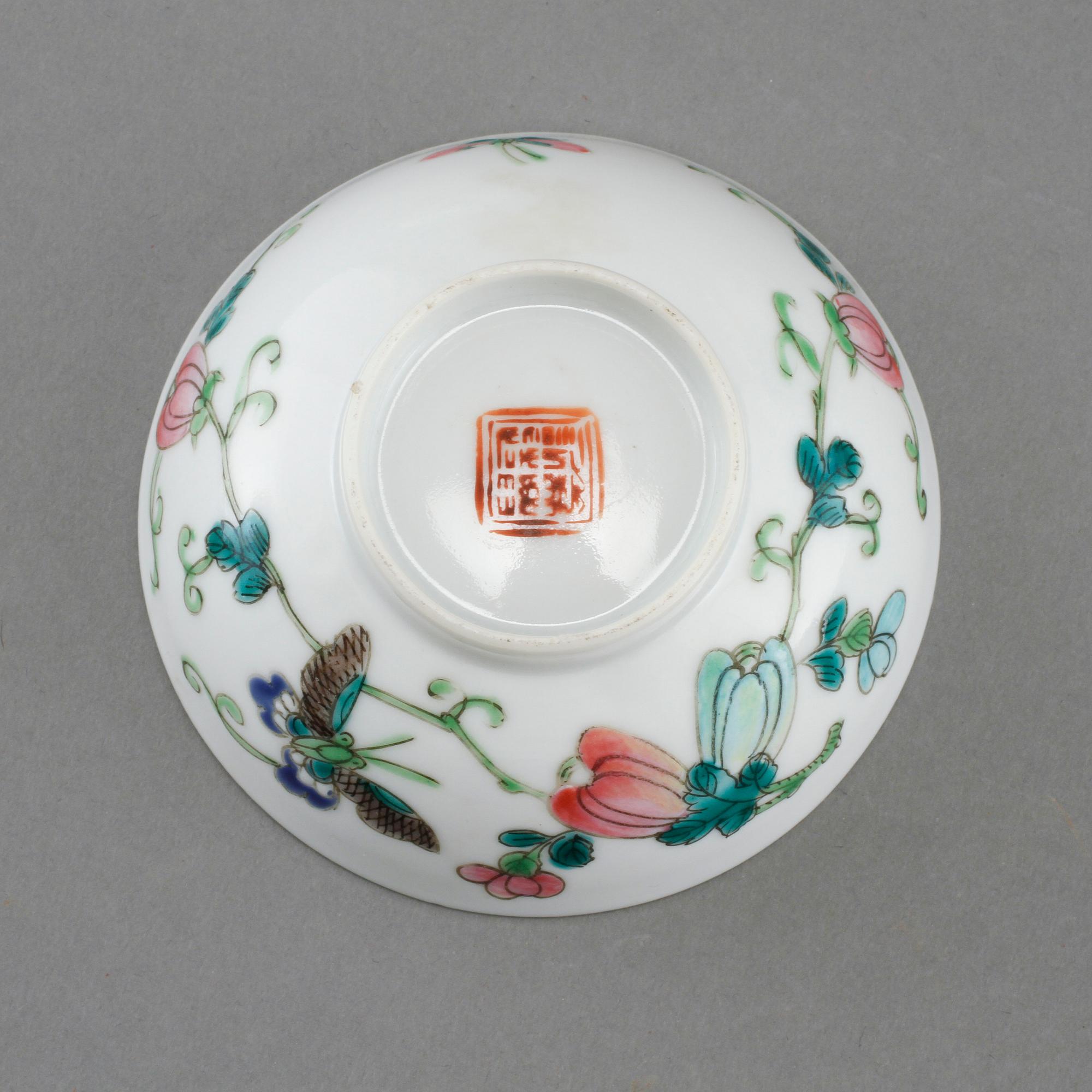 SKÅLAR,ett par, samt BURK MED LOCK, porslin, Kina, 1900-tal.