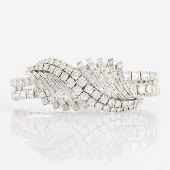 Armband platina med runda briljant- och baguetteslipade diamanter.