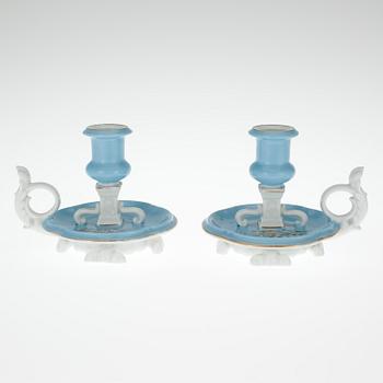 LJUSSTAKAR, ett par, porslin, M.S Kuznetsov, Dmitrov fabriken 1892-1917,  Ryssland.