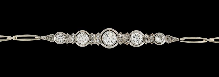 ARMBAND, 18k vitguld med diamanter med äldre briljantslipning tot ca1,00ct. 1900-talets första hälft. Totalvikt 9,7g.