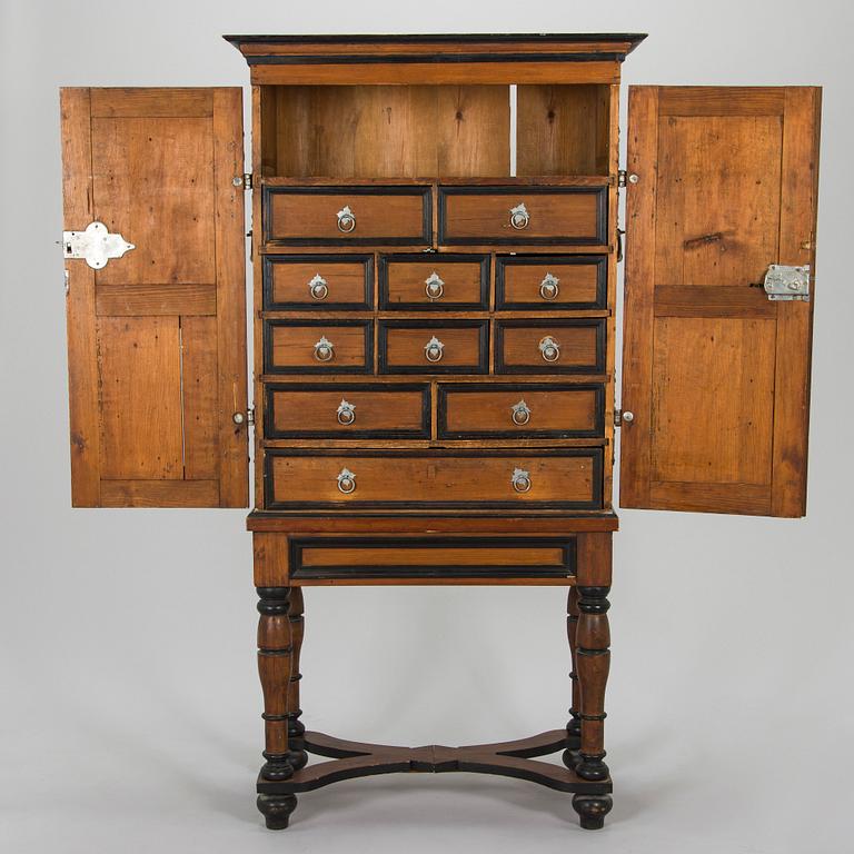 Kaappi/kabinettikaappi, barokkityyli, 1800/1900-luku.