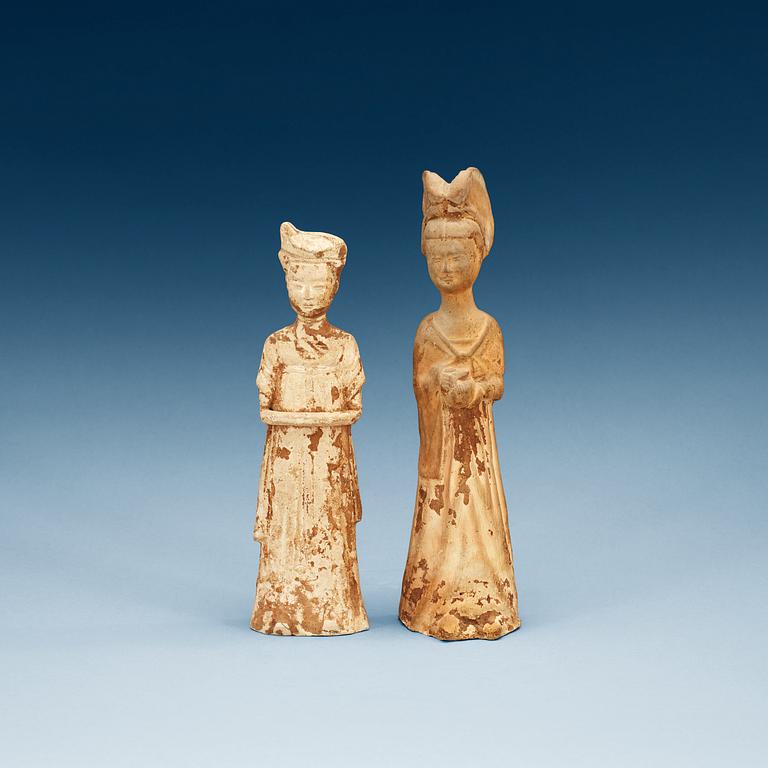SKULPTURER, två stycken, lergods. Tang dynastin, (618-907).