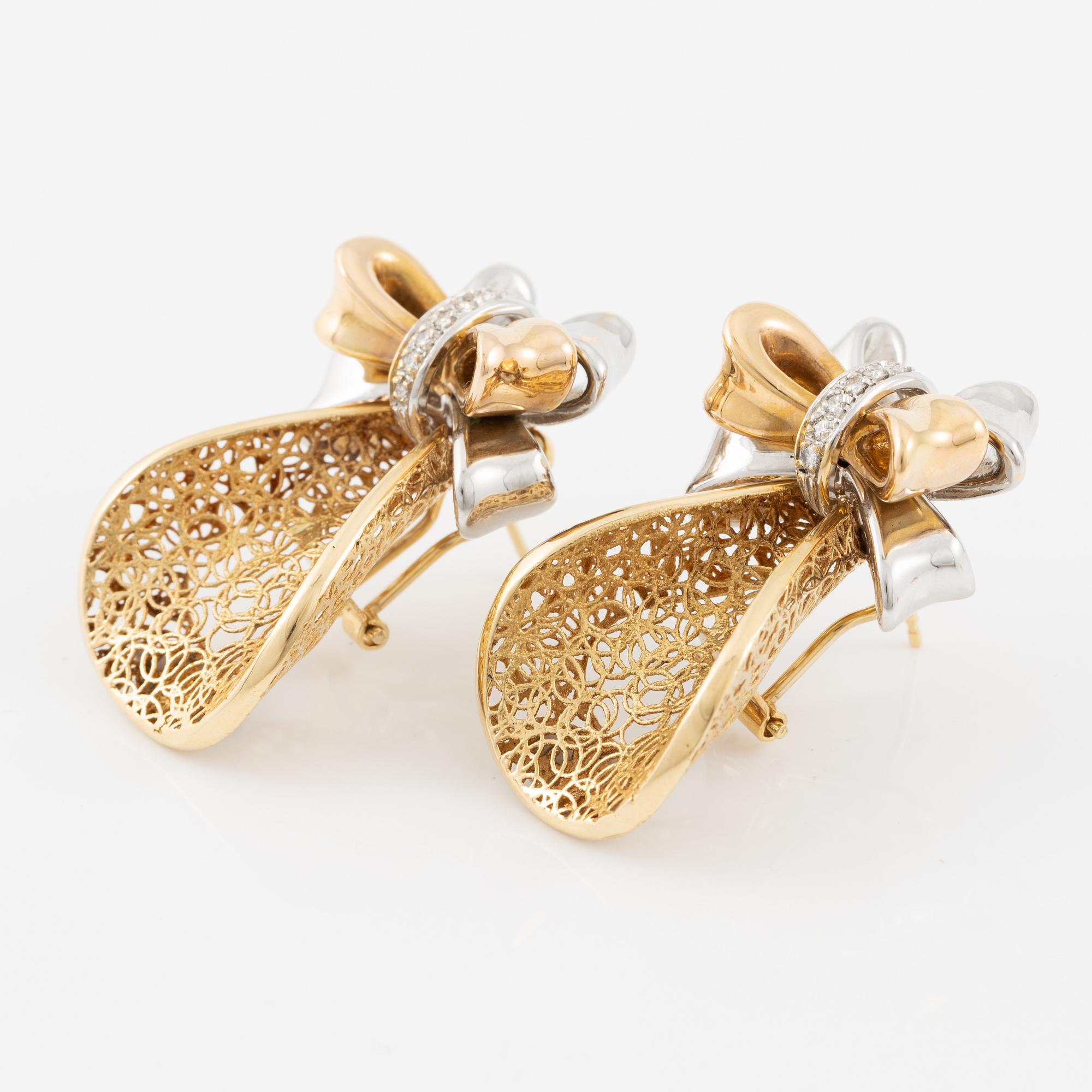 Demi parure, ring and earrings, 18K gold with brilliant-cut diamonds. Italy.