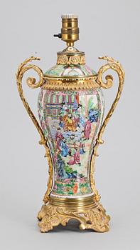 BORDSLAMPA, brons och porslin, bl.a. Kina, 1800-talets slut.