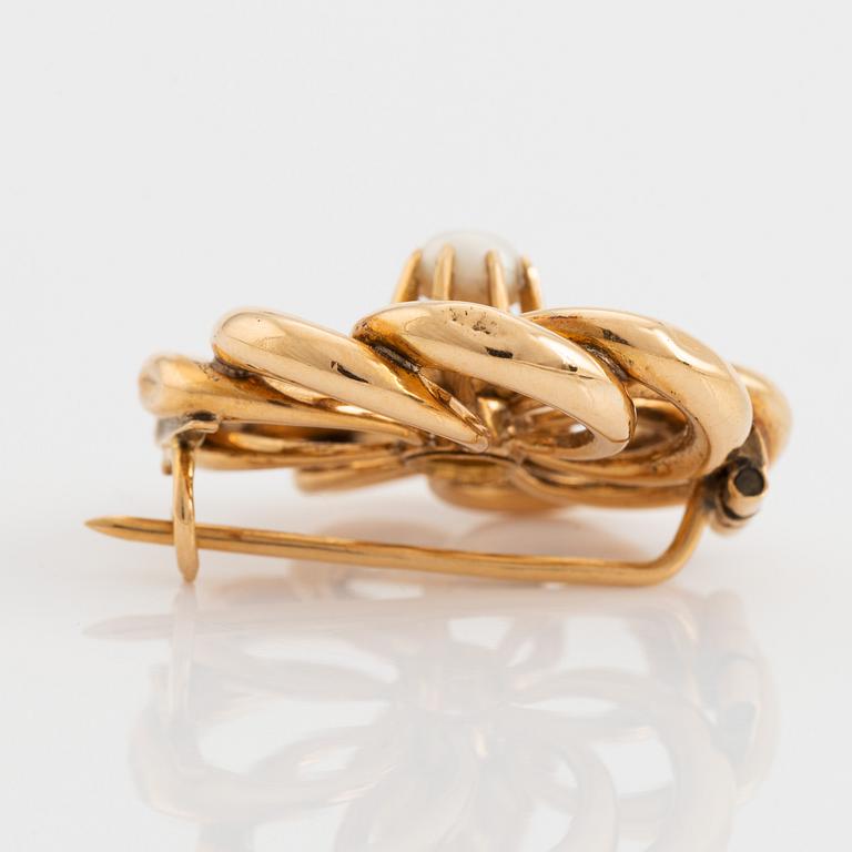 Gold and pearl brooch.