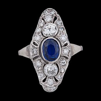 RING, blå safir med briljantslipade diamanter, tot. ca 0.80 ct.