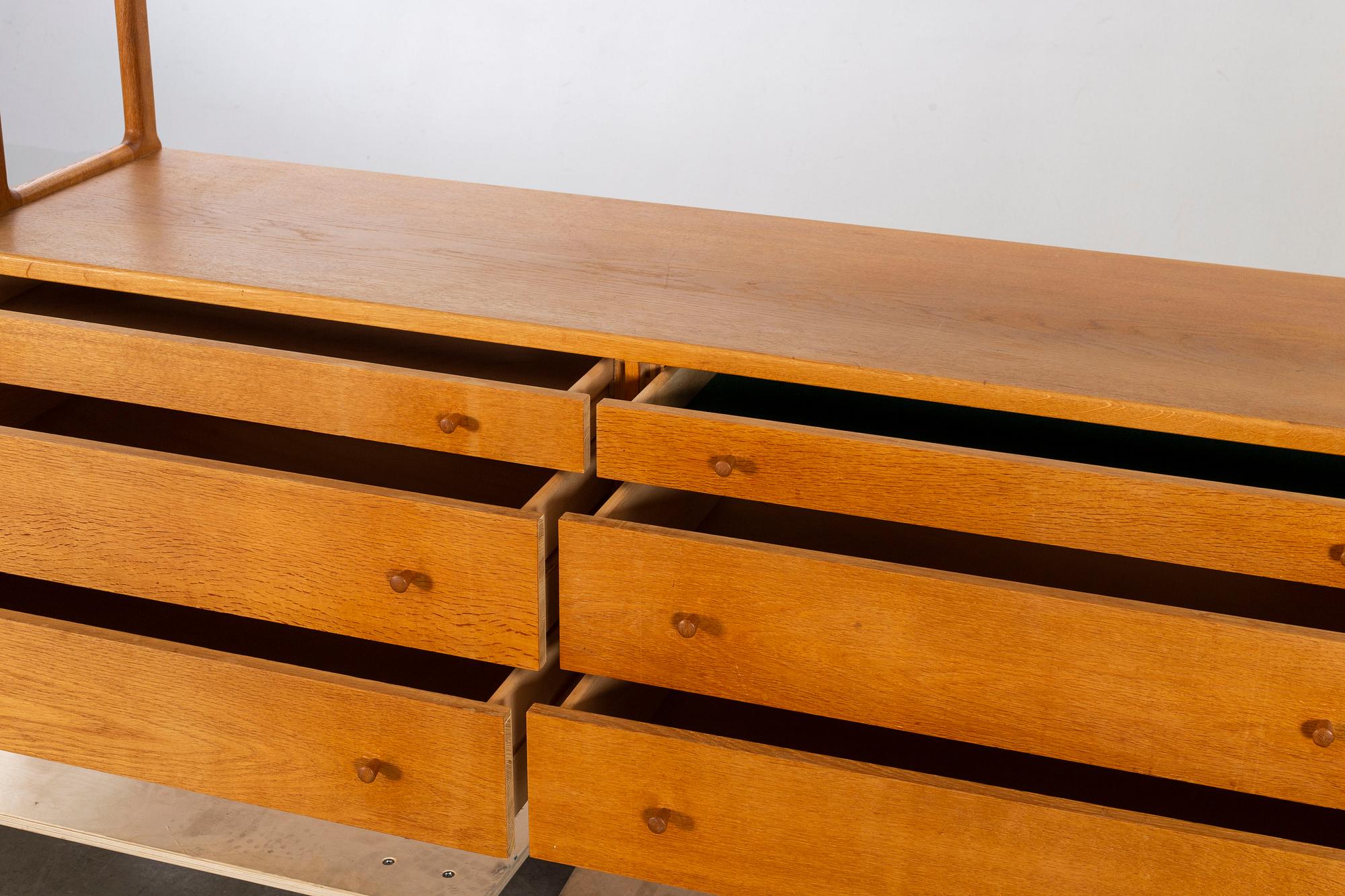 HANS J WEGNER, skåp, "RY-20" för Ry Möbler, Danmark, 1960-tal.