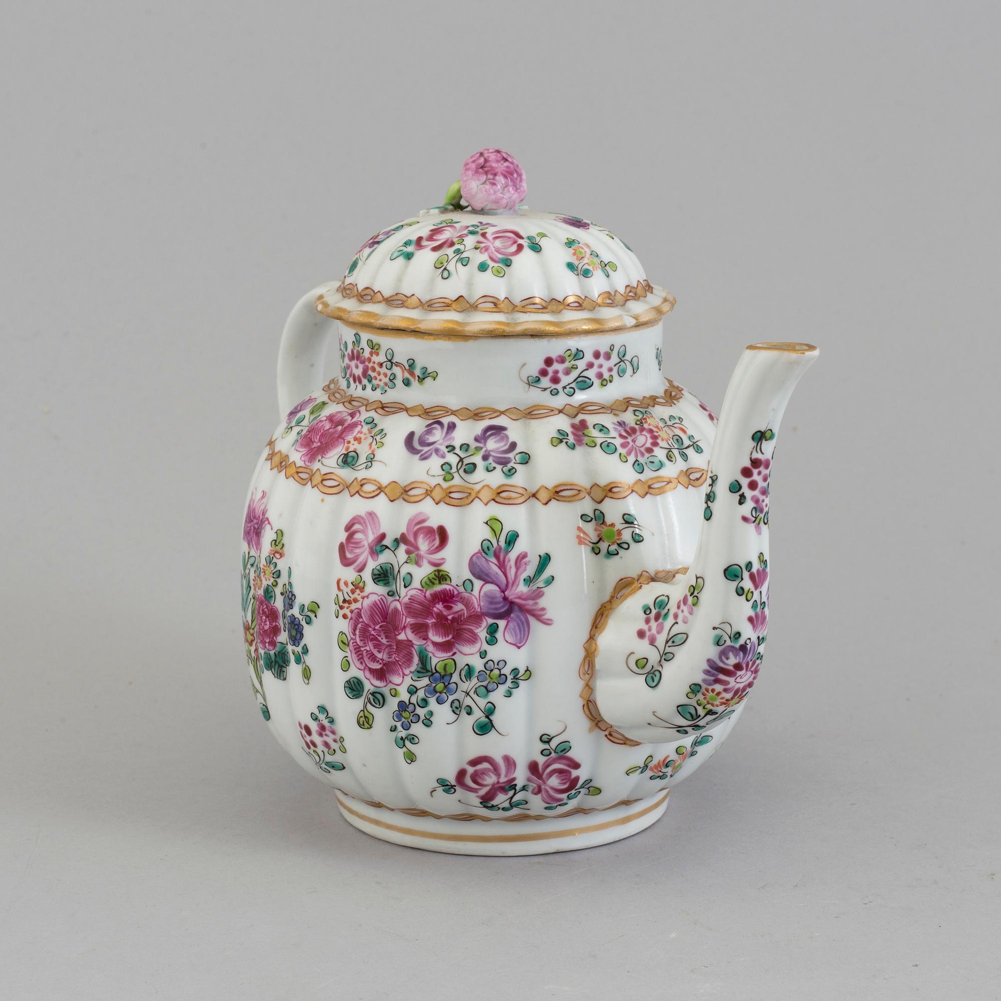 A SAMSON PORCELAIN TEAPOT, France, 19th/20th century.