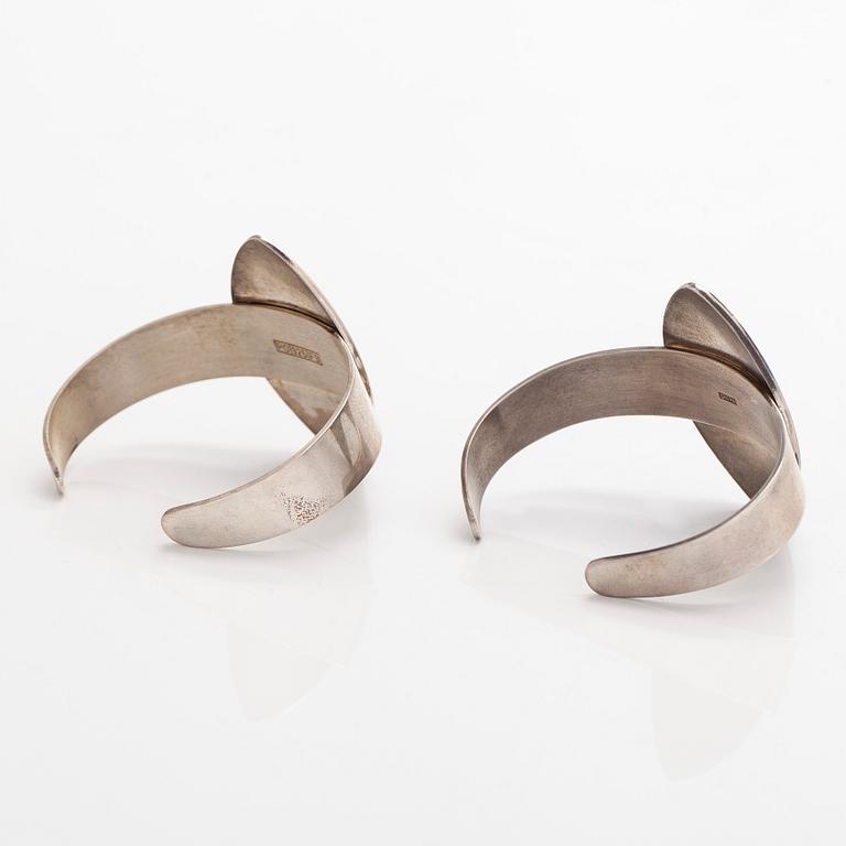 Pekka Piekäinen, rannekorut, 2 kpl, hopea, emali, Platinoro 2007.