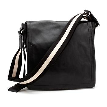 725. BALLY, a black leather mens messenger bag, "TRIAR-SM".