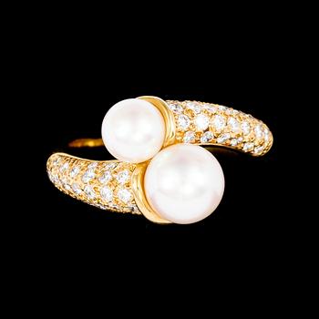 RING, 18k guld med ca 44 små diamanter samt 2 odlade pärlor. Vikt 7,6 g.
