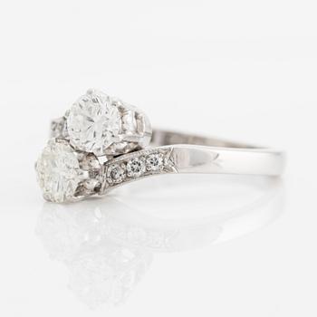 Ring in 18K white gold with two round brilliant-cut diamonds.