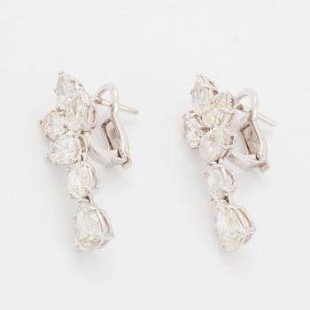 Ett par örhängen 18K vitguld med droppformade och ovala briljantslipade diamanter.