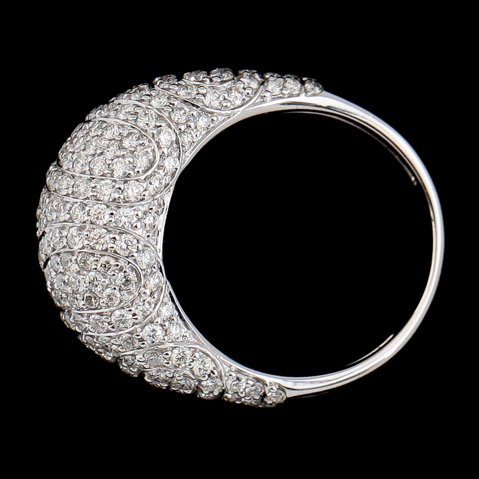 RING, 18K vitguld, diamanter tot ca 2.05 ct.