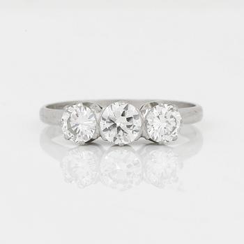 RING, platina samt briljantslipade diamanter tot ca 1,10 ct, CG Hallberg, Stockholm, 1950. Vikt ca 3,10 g.