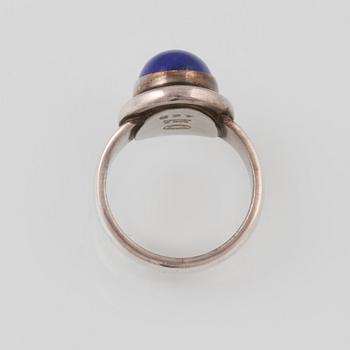RING, sterlingsilver med cabochonslipad lapis lazuli, Georg Jensen. Vikt 7,1 gram.