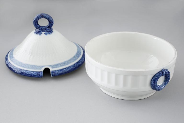73 porcelian serving pieces, "Blå Vifte", Royal Copenhagen, from the second half of the 20th century.
