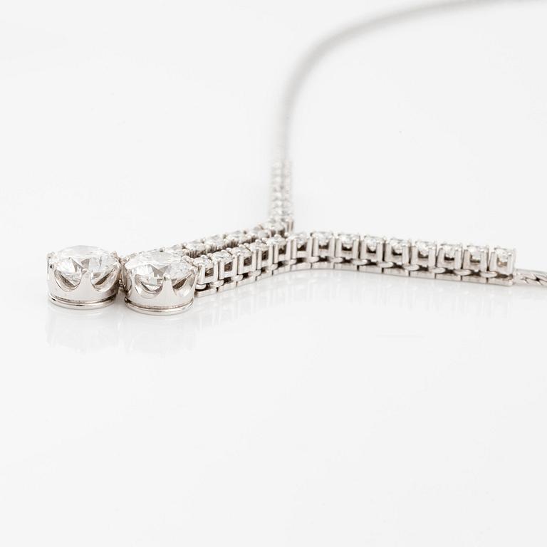 An 18K white gold necklace set with round brilliant-cut diamonds.