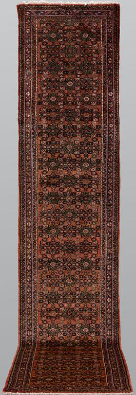 A Hosseinabad runner, approx. 397 x 84 cm.