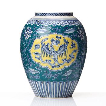 A dragon and phoenix vase, Qing dynasty, 19th Century.