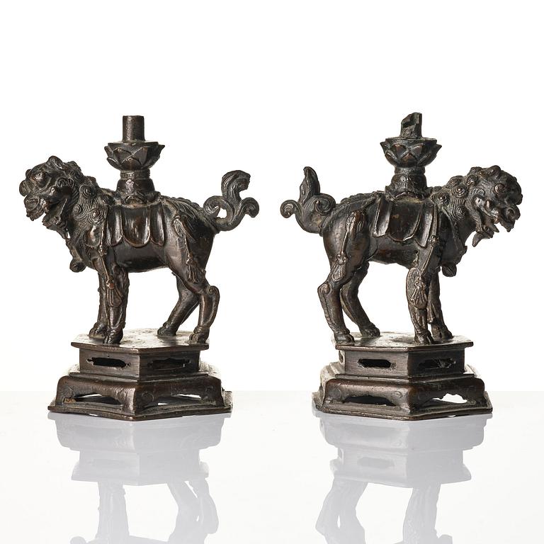 Rökelsehållare, ett par, brons. Yuan/Mingdynastin.