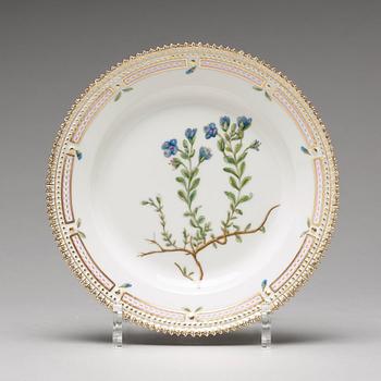 ASSIETTER, 12 stycken, porslin. "Flora Danica", Royal Copenhagen, Danmark, 1900-tal.