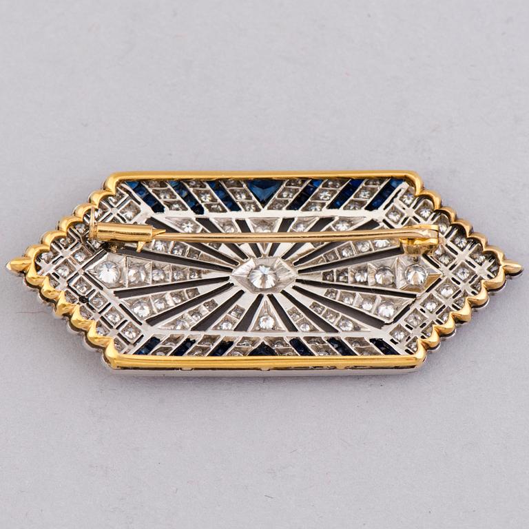 BROSCH, carréslipade safirer, briljant- och åttkantslipade diamanter, platina. Art Deco 1920-tal.