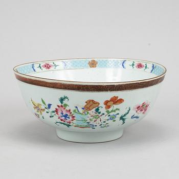 A famille rose punch bowl, Qing dynasty, Qianlong (1736-95).