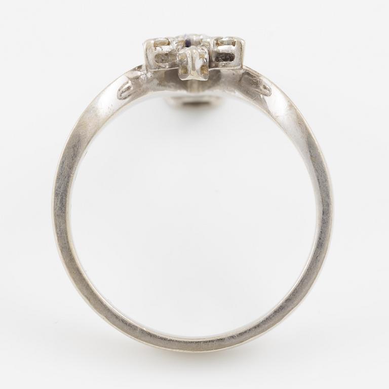 Ring in 18K white gold with a dark sapphire and octagon-cut diamonds.