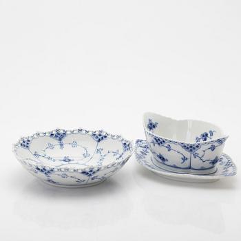 Royal Copenhagen, matservis, 68 delar, "Musselmalet", bland annat helblonde, Danmark.
