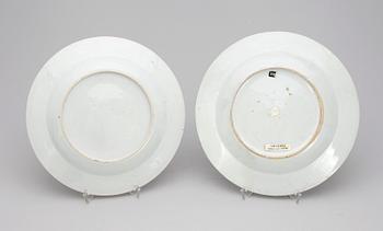 TALLRIKAR, 2 st, porslin, Kina. Qianlong, 1700-tal.